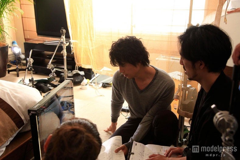 真剣な面持ちで打ち合わせを重ねる