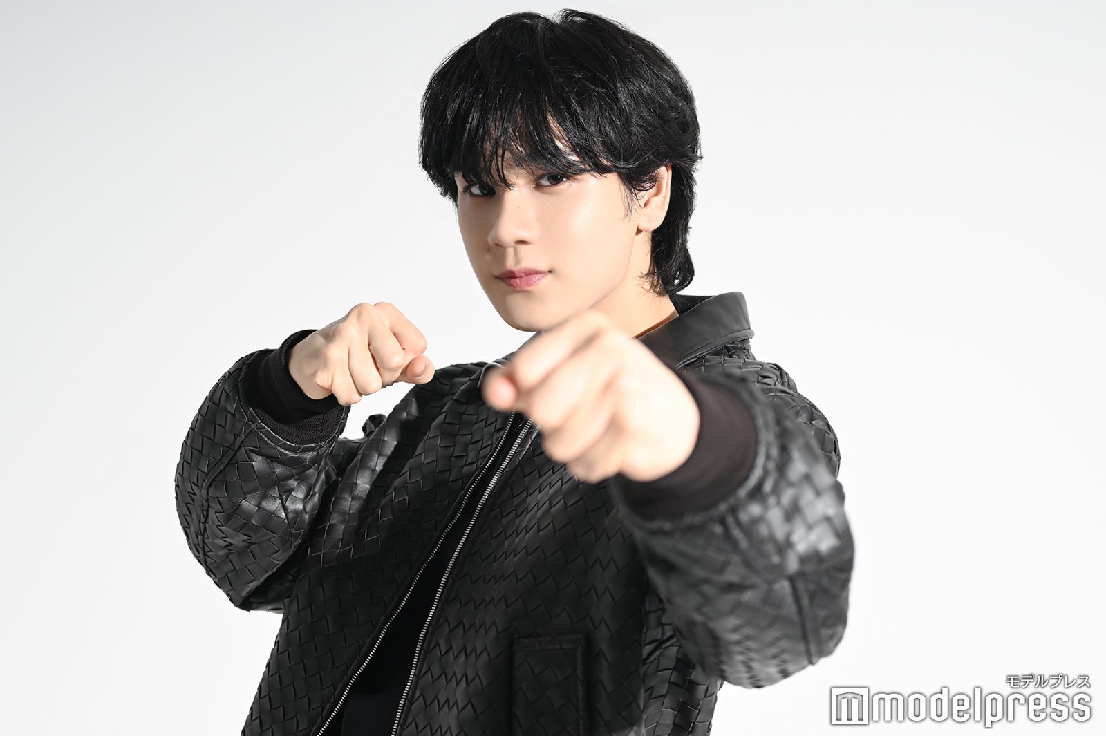 ファイティングポーズをとってくれた豆原一成（C）モデルプレス