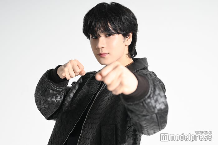 ファイティングポーズをとってくれた豆原一成(C)モデルプレス