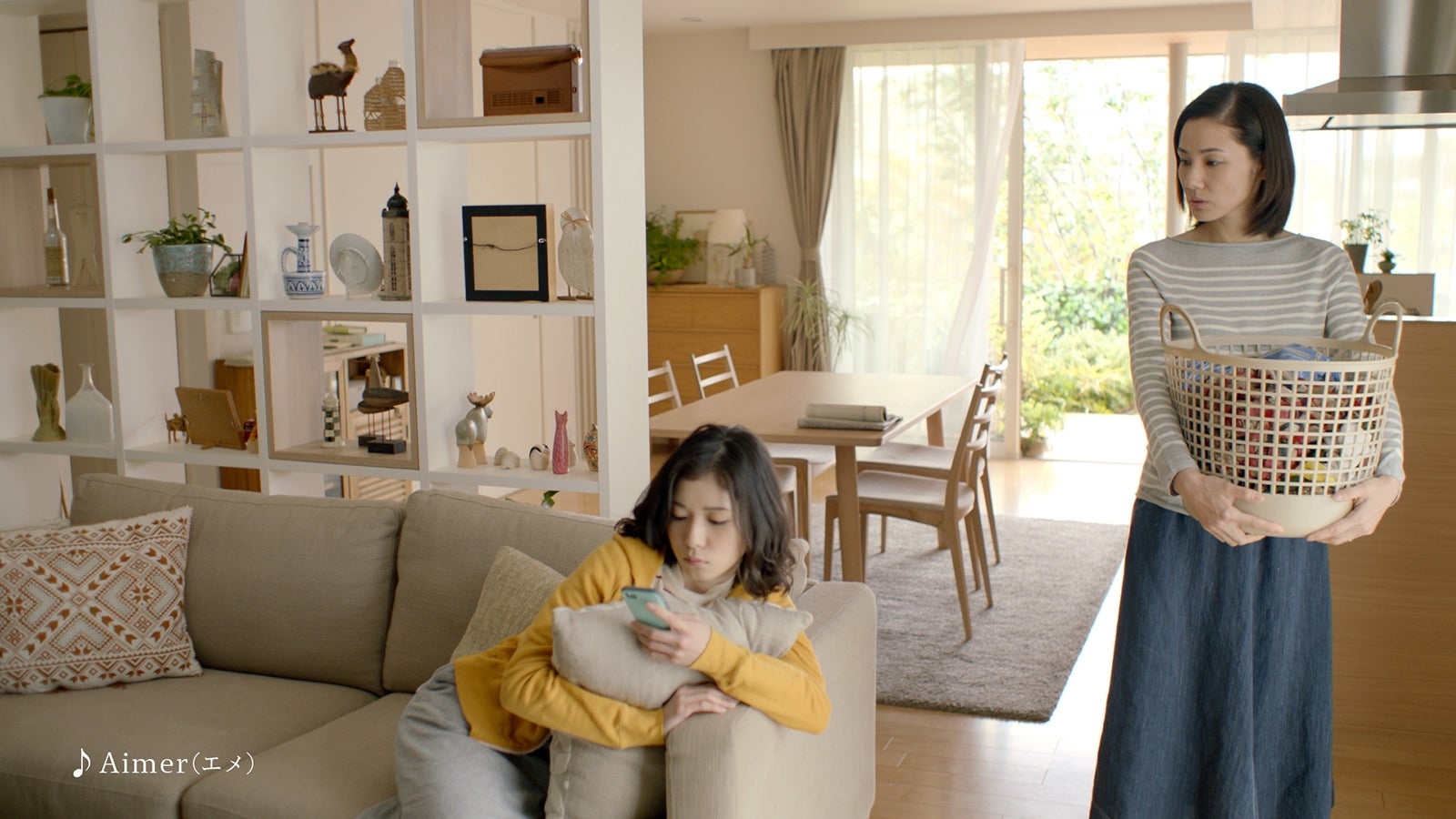 （左から）松岡茉優、吉田羊／新CMより（提供画像）