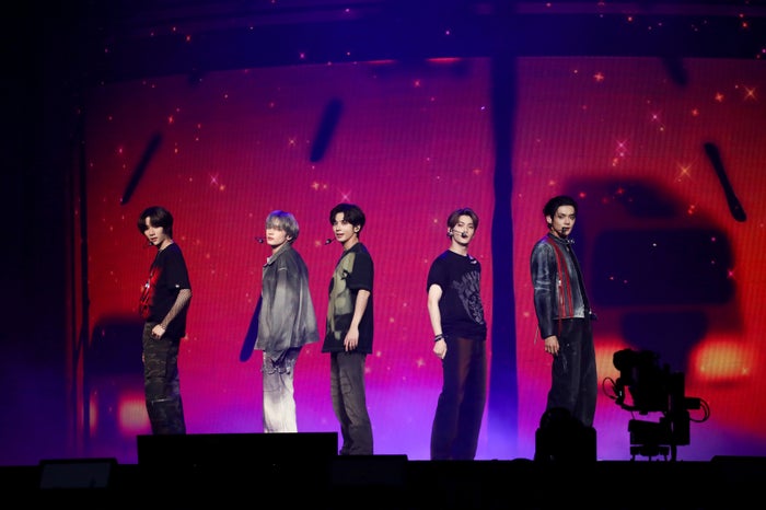 TOMORROW X TOGETHER、2年連続トリで圧倒 “全方位巻き込む”プロステージ【Weverse Con Festival】