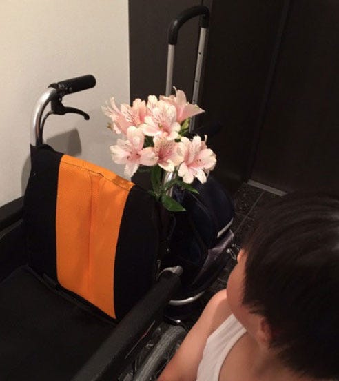 小林麻央の車椅子にお花を飾り付けする長男・勸玄くん/小林麻央オフィシャルブログ(Ameba)より