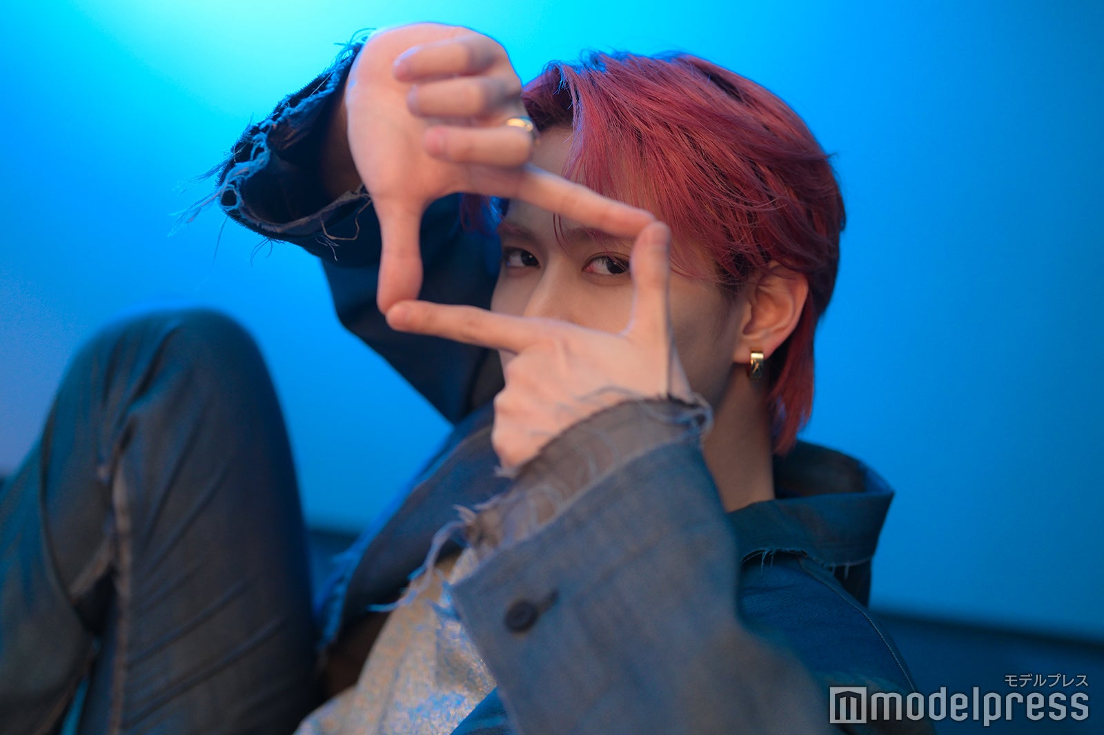 「夜きみ」ポーズ／白岩瑠姫（C）モデルプレス