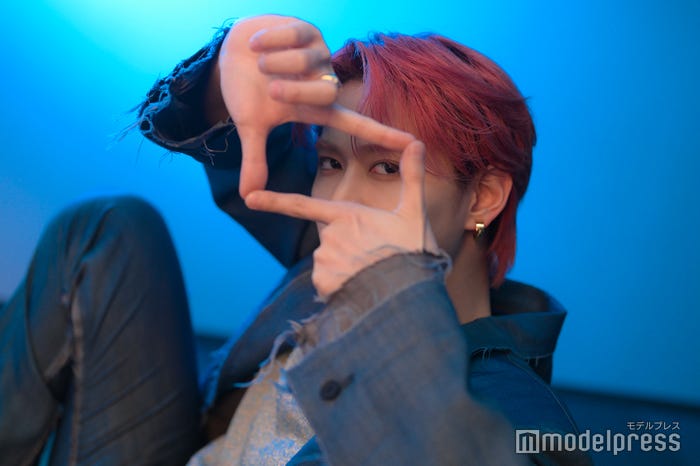 「夜きみ」ポーズ/白岩瑠姫(C)モデルプレス