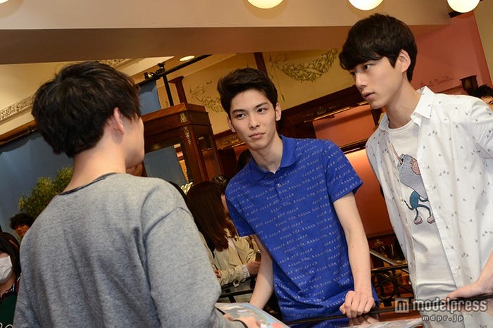 (奥左から)守屋光治、坂口健太郎