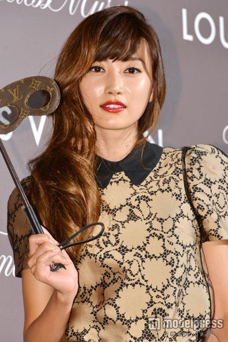 ヨンア、ミニドレスで“美長脚”アピール　赤リップでクールな表情