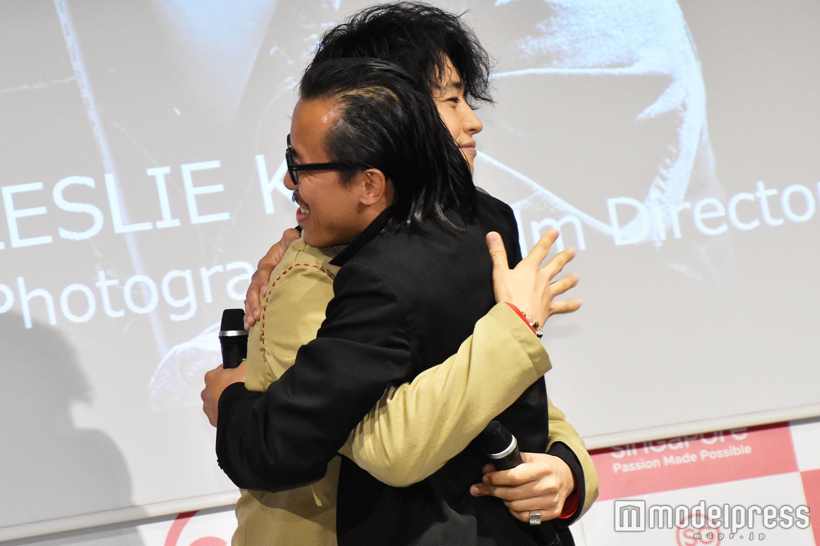 人生の半分をともに過ごしたレスリー・キー氏とハグで喜びを表す斎藤工（C）モデルプレス