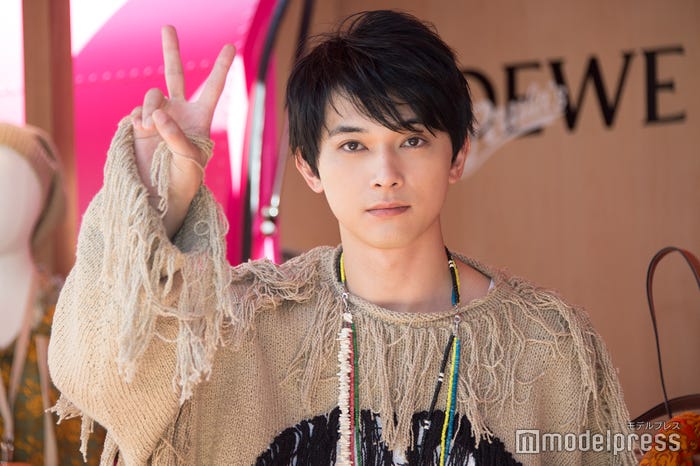 ピースサインを決める吉沢亮(C)モデルプレス