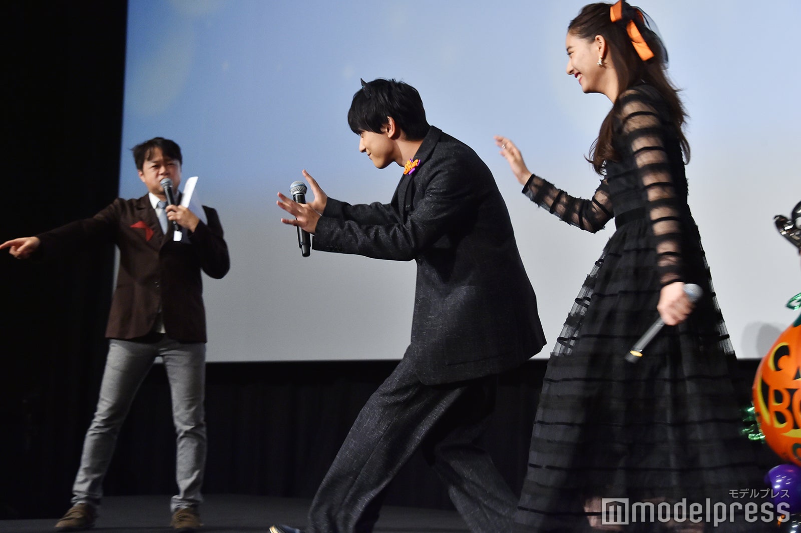 全国中継のカメラに近寄っていく吉沢亮、新木優子、MCの荘口彰久 （C）モデルプレス