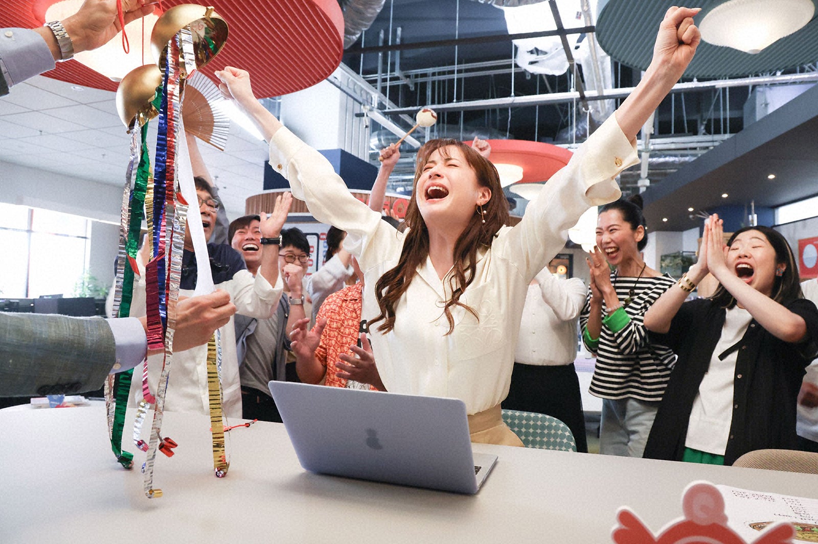 松本若菜ら「西園寺さんは家事をしない」第1話より（C）TBS