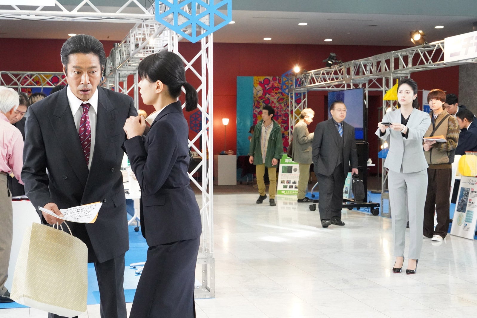 堤真一、奈緒ら「ファーストペンギン！」第8話より（C）日本テレビ