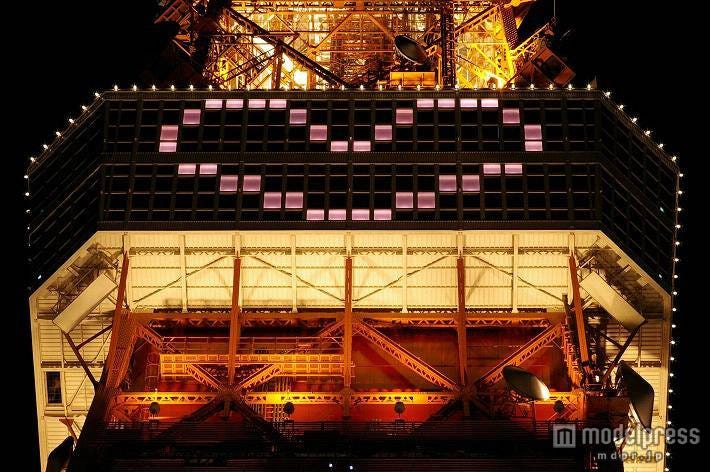 東京タワーに幸せのハートマークが浮かび上がる