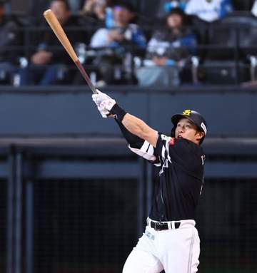 ソフトバンク 柳田の逆方向弾にSNS驚愕「変態ホームランは健在の模様」「えぐw」「笑うしかない」本人がファウルと勘違い？小久保監督は苦笑い 伊藤は呆然