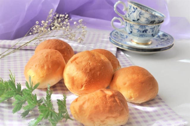 成城石井「マスカルポーネのバターロール」袋から出したところ