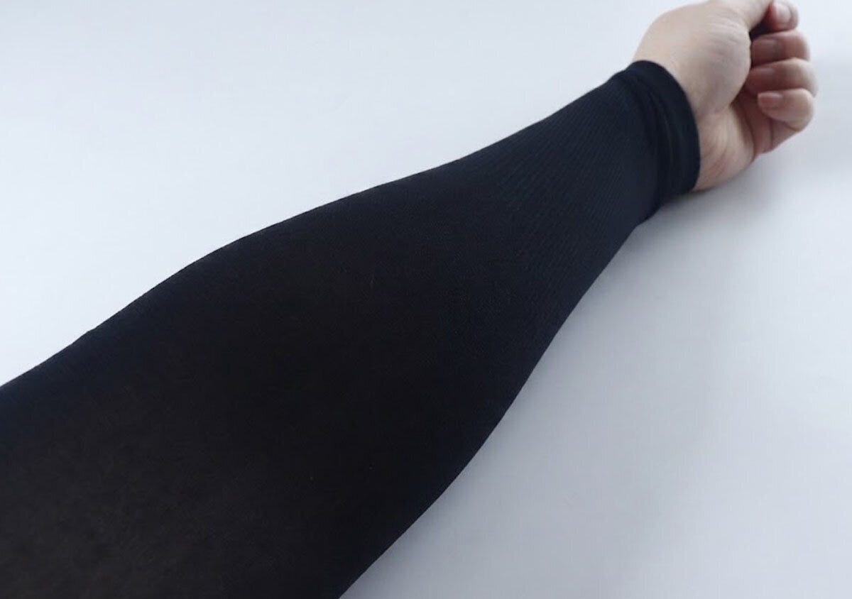 スポーツ用アームカバー（女性用、吸水速乾）　着用