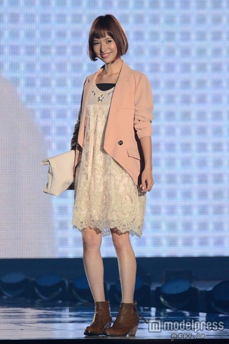 クラッチバッグで辛さをプラス。