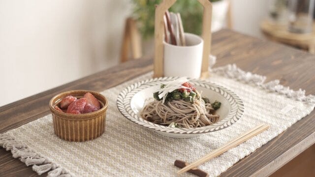 いちご　お蕎麦　オクラ　梅干しや薬味をのせる