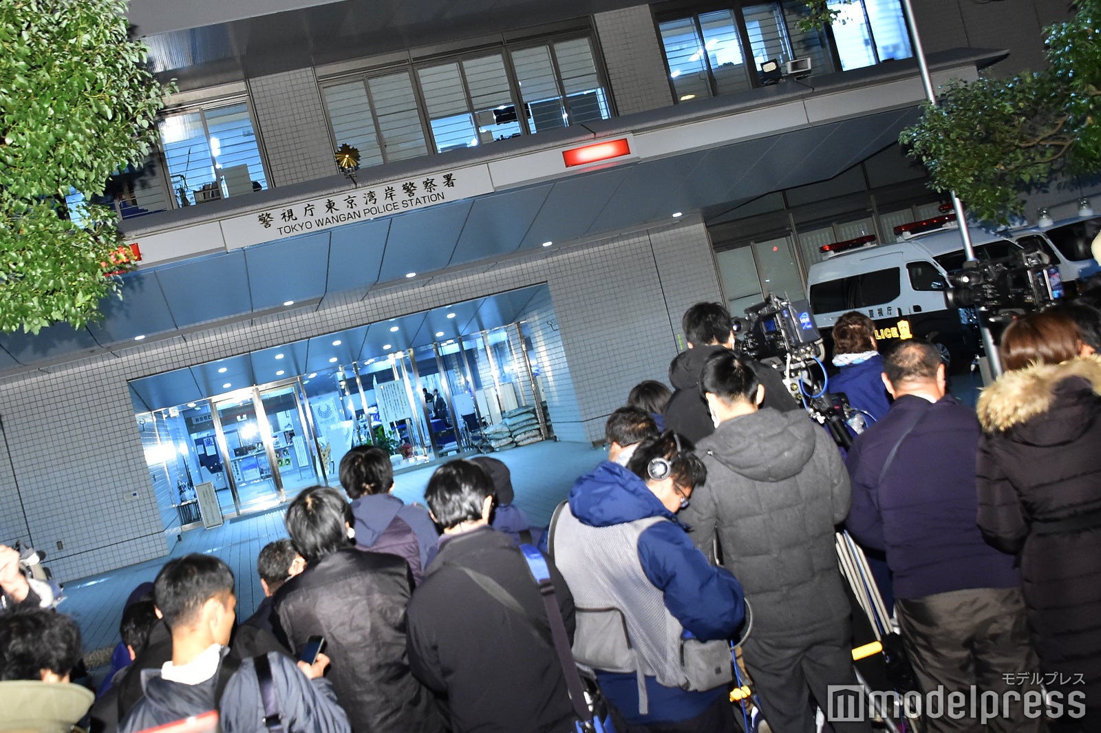 東京湾岸署には多くの報道陣が詰めかける／12月6日撮影 （C）モデルプレス