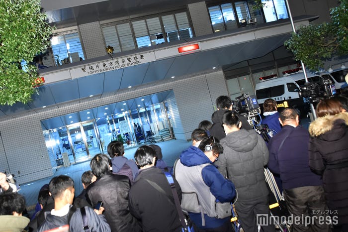 東京湾岸署には多くの報道陣が詰めかける/12月6日撮影 (C)モデルプレス