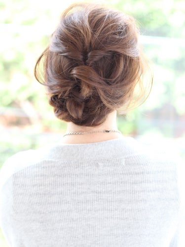 ミディアム 結婚式に合う髪型15選 簡単に出来るセルフアレンジで華やかに モデルプレス