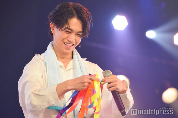 メンバーカラーのタオルを身に着ける綱啓永 (C)モデルプレス