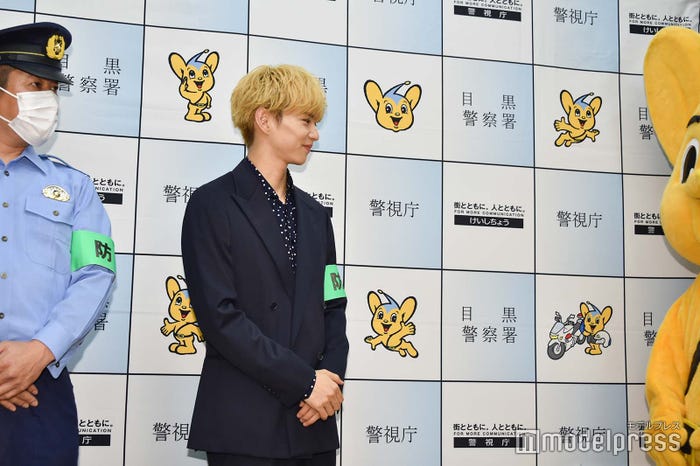 ピーポくん登場で笑顔を見せる佐藤大樹(C)モデルプレス