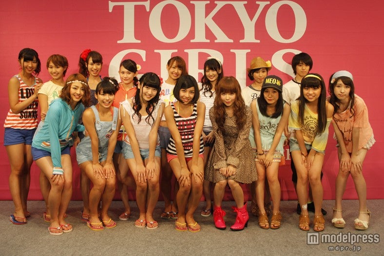 （中央右）益若つばさ