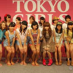 (中央右)益若つばさ