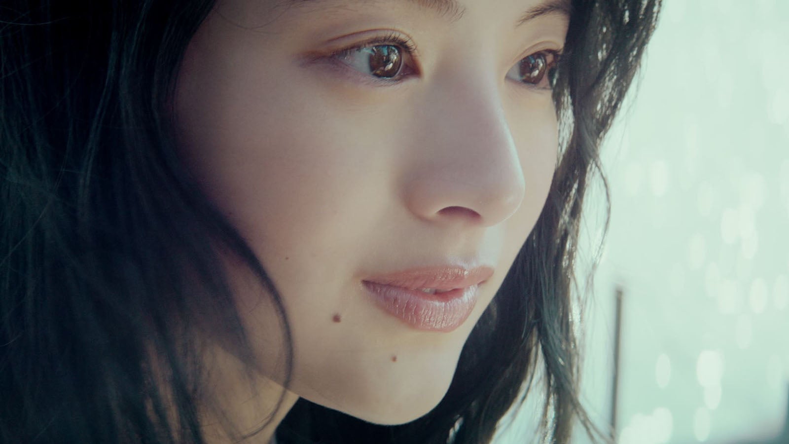 出口夏希／「爽健美茶 私を、前へ。」篇より（提供写真）