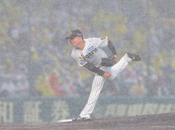 阪神 村上頌樹が雨でらしからぬ“ミス”連発も 中野拓夢の超絶守備でピンチ脱出！甲子園が大歓声に包まれる 雨中の激闘に