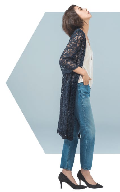 レースガウン¥19,000/マイストラーダ フェイクスエードキャミソール¥6,900、デニムパンツ¥14,800/アンデミュウ(アダストリア) ネックレス¥1,800/ブリスポイント(アダストリア) スエードパンプス¥32,000/ダブルスタンダードクロージング アクセソワ(フィルム)(C)TOPLOG