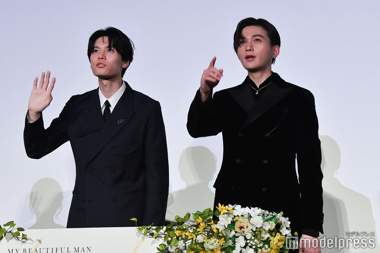 ムービーカメラを探す萩原利久、八木勇征（C）モデルプレス