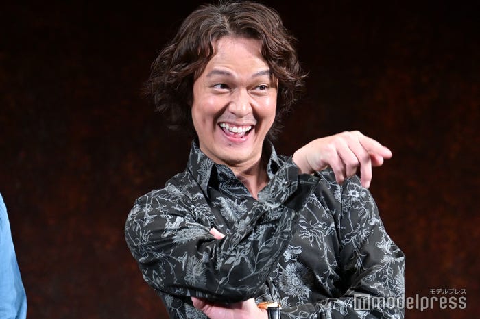 報道陣を前にお茶目な表情を浮かべる丸山隆平 (C)モデルプレス