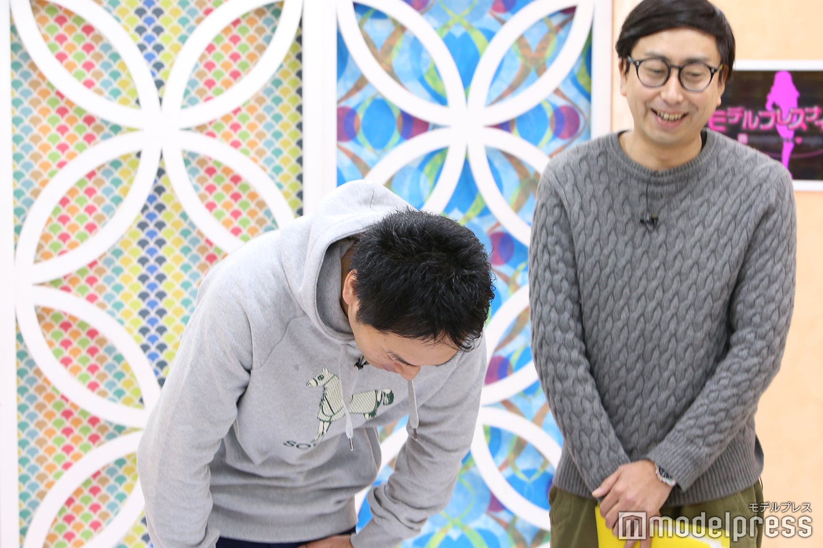 頭を下げる武智、おいでやす小田 （C）モデルプレス