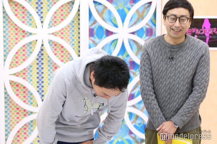 頭を下げる武智、おいでやす小田 (C)モデルプレス