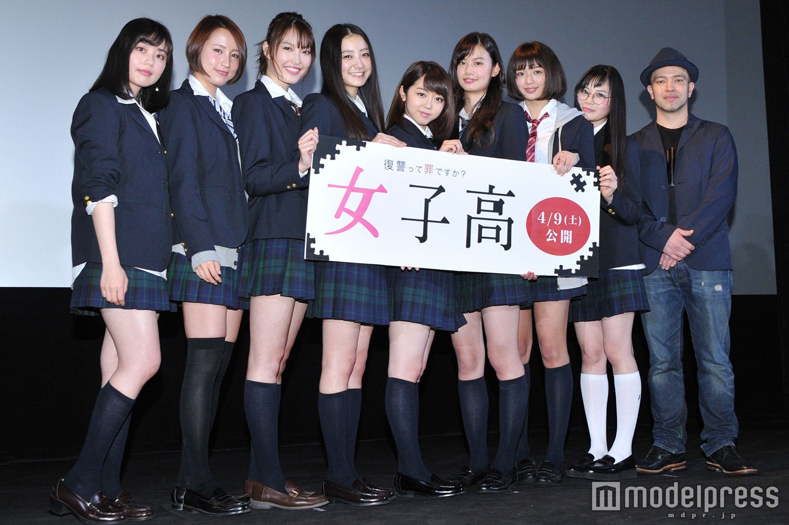 （左から）冨手麻妙、寒川綾奈、中山絵梨奈、高田里穂、峯岸みなみ、泉はる、北山詩織、潮美華、山本浩貴監督（C）モデルプレス