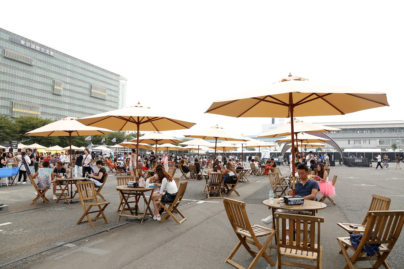 “Relaxゾーン”にある各テーブルで充電可能