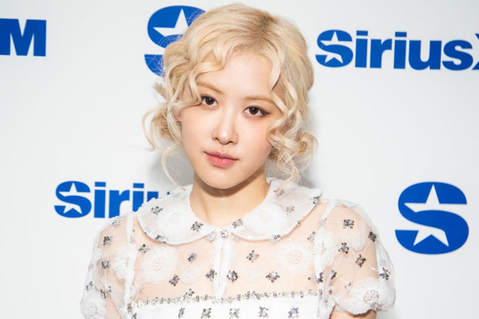 BLACKPINKロゼ「グラミー賞」美脚際立つ変形ドレスに熱視線「見惚れる美しさ」「かっこよすぎ」ブルーノ・マーズとの2ショットも