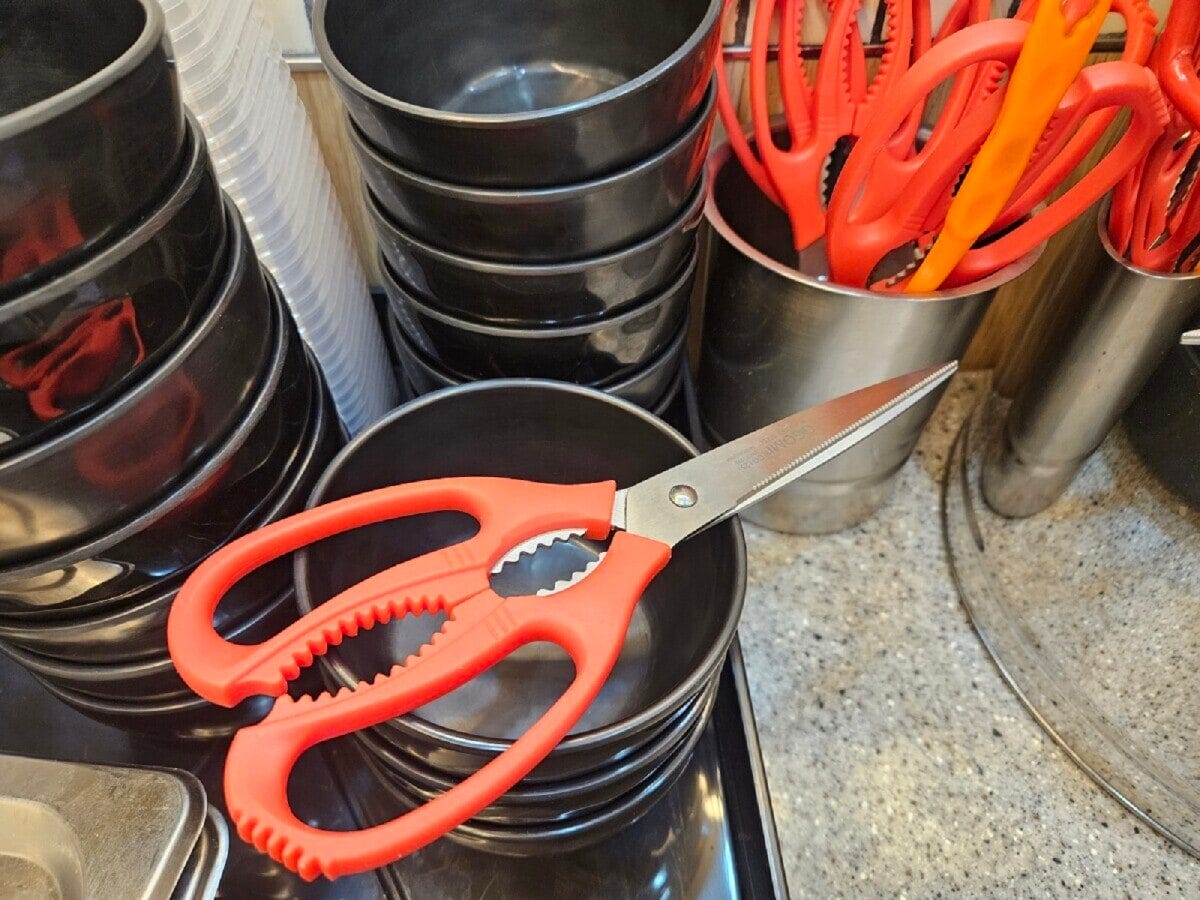 客が自由に使えるよう、キッチンバサミをたくさん常備している店も