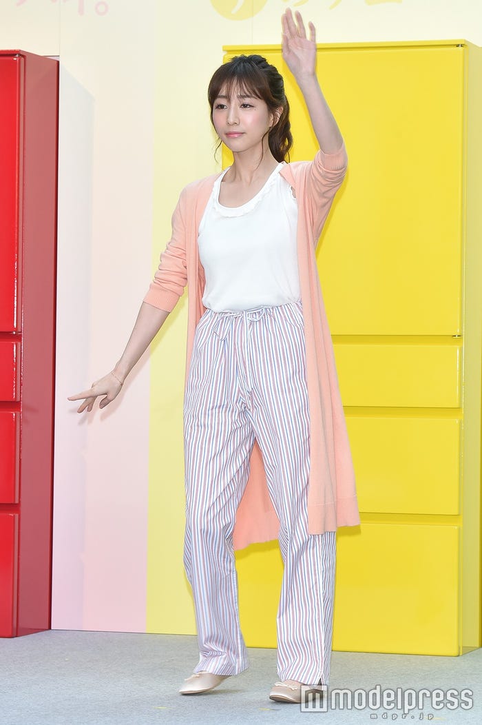 無表情でパラパラを披露する田中みな実 (C)モデルプレス