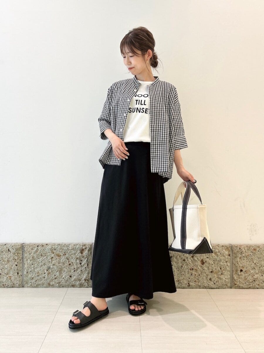 白ロゴT×黒スカートコーデ 白ロゴT×黒スカートコーデ
