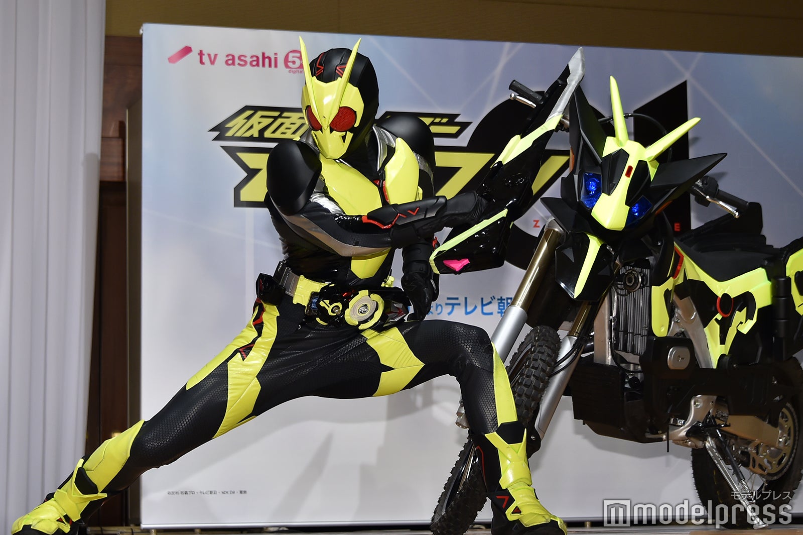 アクションを披露する仮面ライダーゼロワン （C）モデルプレス