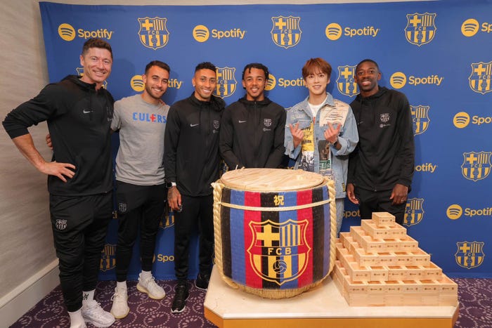 (左から)ロベルト・レバンドフスキ、エリック・ガルシア、ハファエウ・ジアス・ベローリ(ハフィーニャ)、ジュール・クンデ、河野純喜、ウスマン・デンベレ(提供写真)