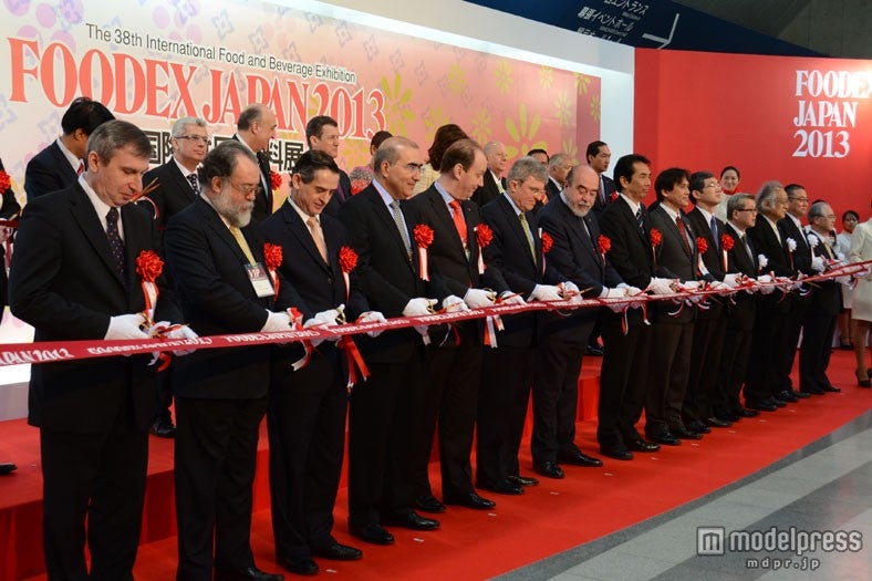 テープカットを実施