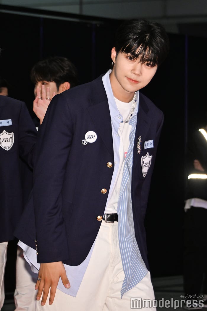 会釈しながら最初に登壇したパク・ゴヌク(C)モデルプレス