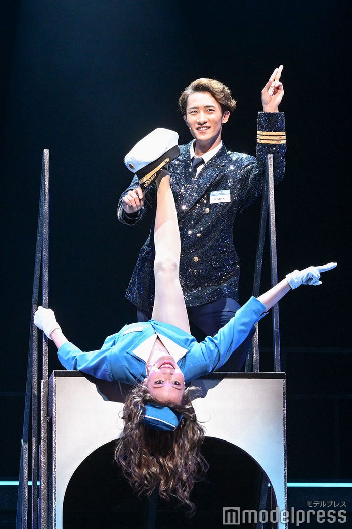 (上)岩本照「キャッチ・ミー・イフ・ユー・キャン」ゲネプロ(C)モデルプレス