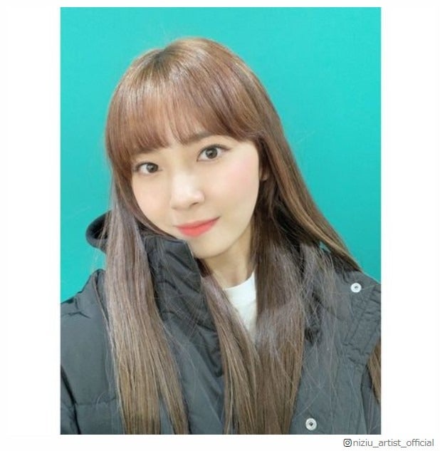 NiziUマユカ、茶髪姿公開「美人度増した」「似合う」と絶賛の声