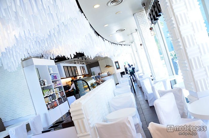 真っ白なスターバックス“White Winter Starbucks”内観