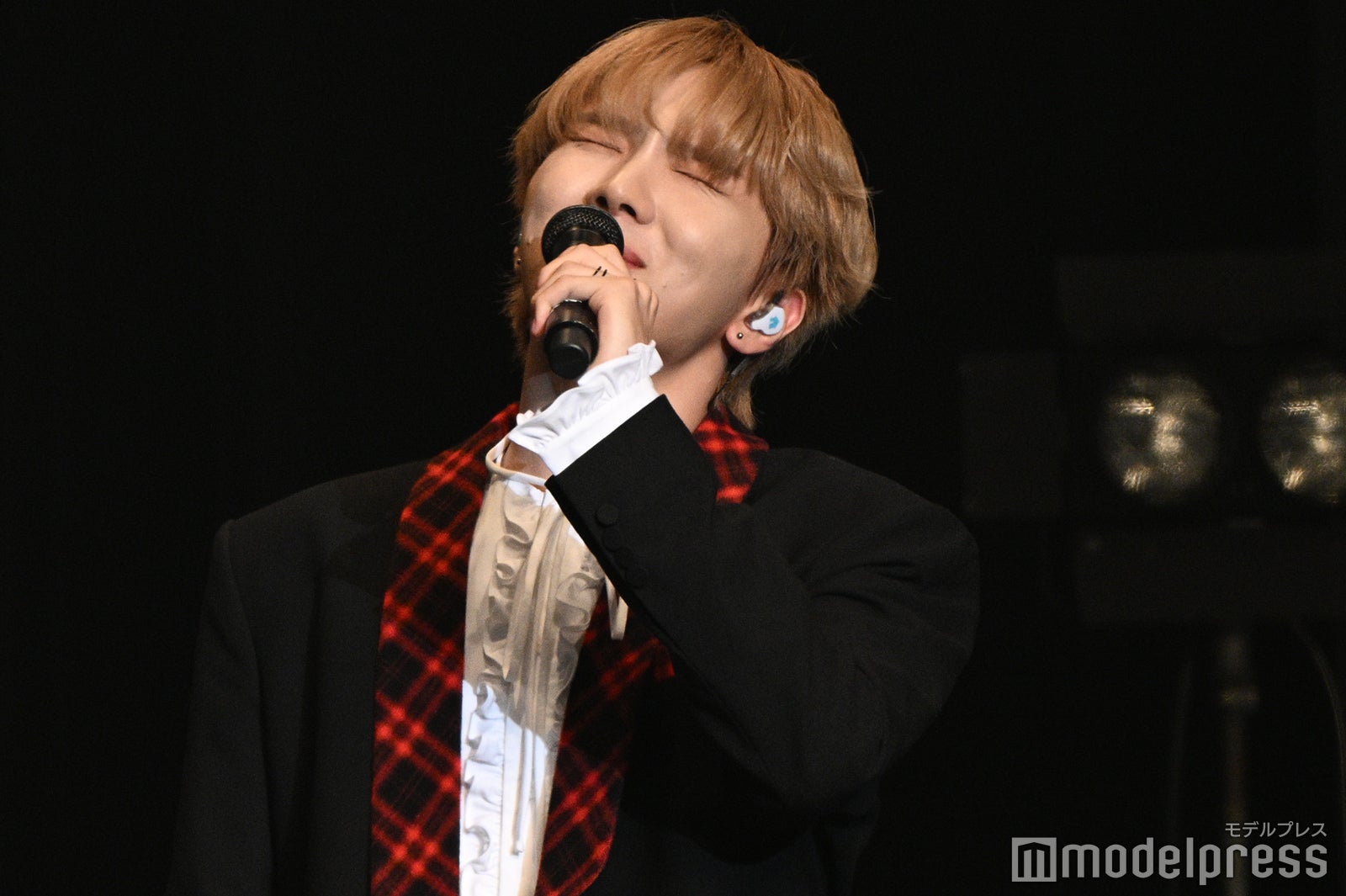 日本語が難しいと悔しがるWOONHAK（ウンハク）（C）モデルプレス