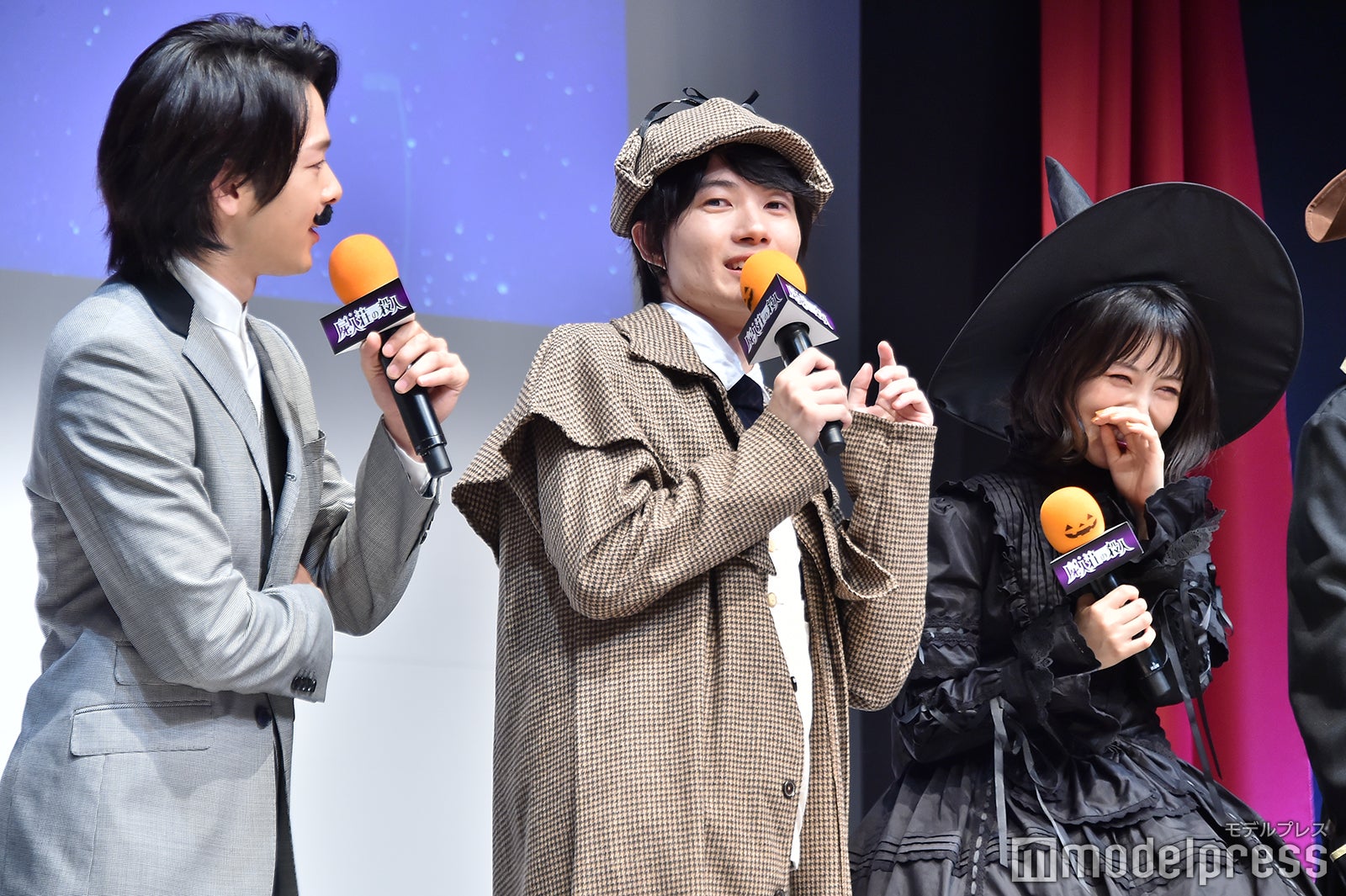 佐藤健のモノマネをする神木隆之介（中央）につっこむ中村倫也（左）、それを見て笑っている浜辺美波（右）（C）モデルプレス